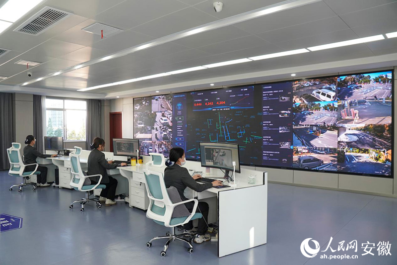 淮南建發(fā)智慧泊車監(jiān)控中心。人民網(wǎng)記者 陳若天攝